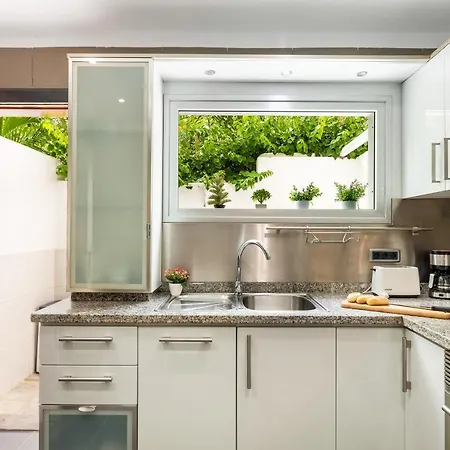 Fantastic Townhouse In The Centre Of Americas Playa de las Americas (Tenerife)